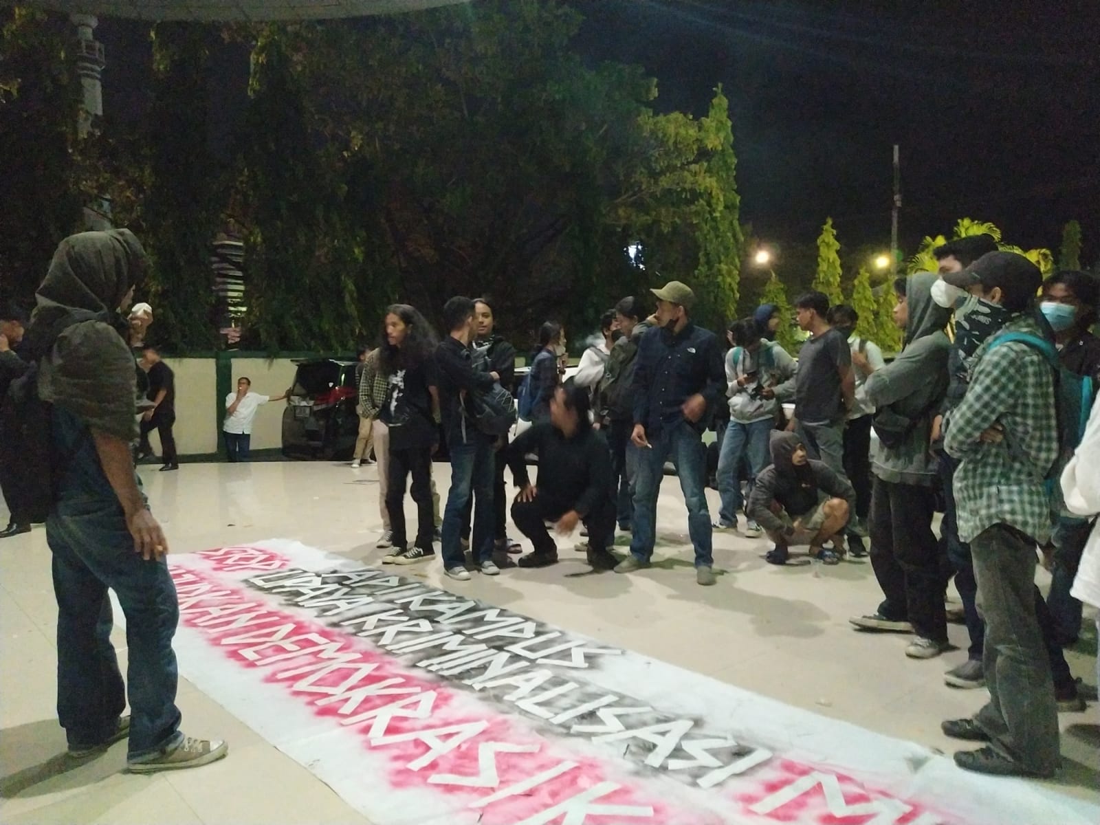 Tak Berhasil Temui Rektor UMI, API KAMPUS : Kami akan Terus Bertahan di Depan Rektorat