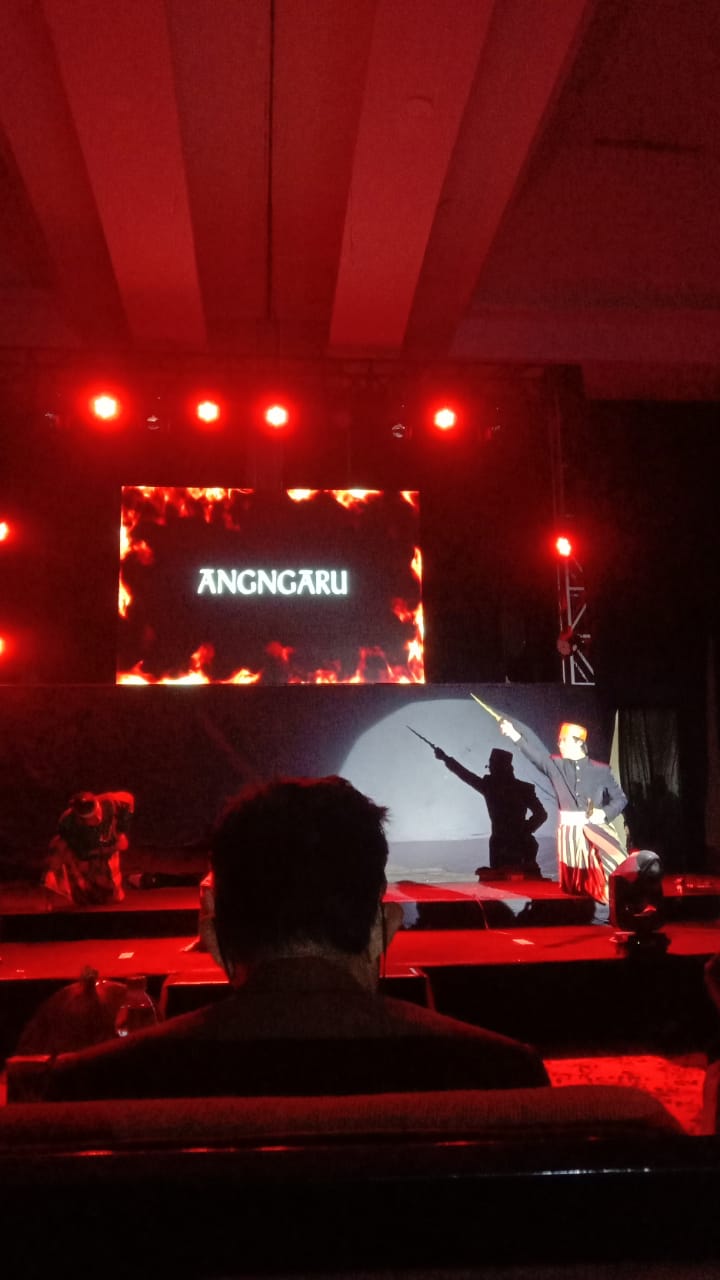 DIMENSI VOL. IX Menuai Respons Hangat oleh Pengurus Lembaga Fakultas Sastra