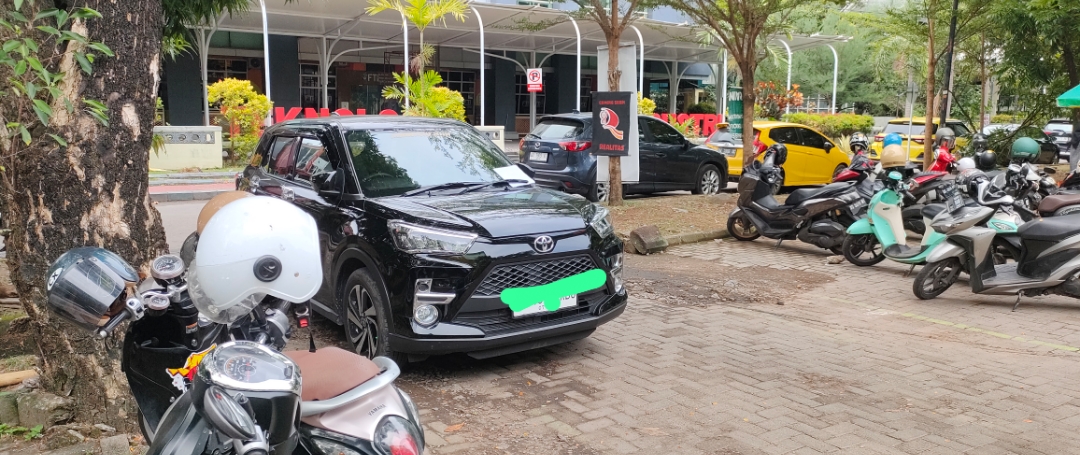 Meresahkan: Si Paling Punya Mobil Parkir Depan Jalan Masuk Fakultas Sastra 